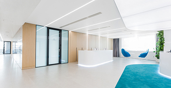 办公室装修设计：开放空间区域的内置灯具有方形透镜 营造舒适的定向光