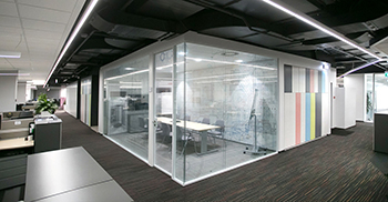 办公室设计装修：经典的配色让空间神秘独特 在隔音和防火上采用恰当材料