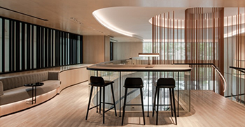 办公楼设计的挑战是如何提升空间的雄伟品质 高耸的空间旨在捕捉白天的光线