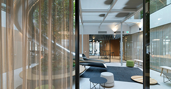 蜿蜒曲折的结构是基于人类对清晰和慷慨以及隐蔽和安全之间平衡的渴望