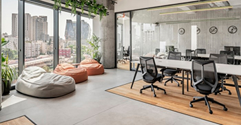 #办公空间设计#定制不同颜色的灯具 带出空间中的年轻活力和乐趣元素