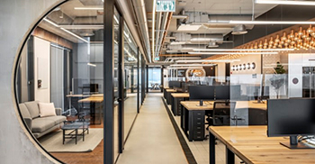 公司办公室设计装修：火箭飞船贴花和标语鼓励旁观者“敢于探索、创新和创造”