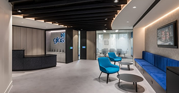 办公室装修设计：线性特征融入了整个设计 增添了代表其业务的时尚和专业美感