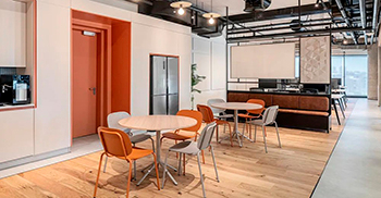 办公室空间设计：凝练的线条、明亮的色调、充足的光线共同渲染设计主旨