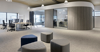 办公室装修：金属网充当区域之间的视觉过滤器