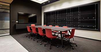 办公室装修——一条无限横向深度的隧道为新的塑料语言奠定了基调