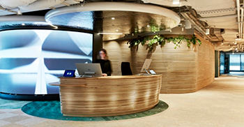 办公室装修设计：木地板衬里和特色天花板的灵感来自澳大利亚的“阳台”和农舍