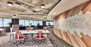 #广州办公室装修#让人联想到绿色植物和水体的设计元素营造出舒缓舒适的环境