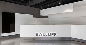 办公室空间设计：空间被设想为一个巨大的水平“屋顶”