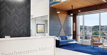 #办公室装修设计#深沉、郁郁葱葱的蓝色和海军色调为大堂带来对比和戏剧效果