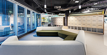 办公室设计使用吊舱来创造安静的空间 路径充当空间的锚点