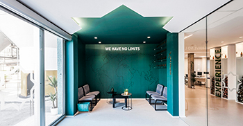 候诊室被天花板上的星形轮廓照亮 “无限制”地投射出公司形象