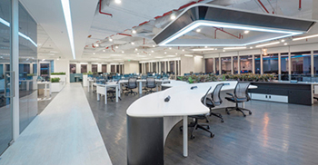 办公室设计装修通过灯光、玻璃和蓝色灯光线系统呈现品牌标识