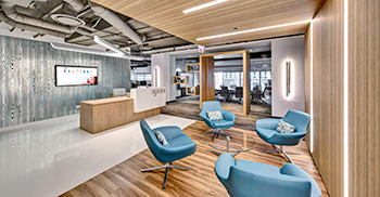 办公室装修设计：会议室精致的玻璃细节和城市景观吸引游客进一步漫步