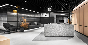 办公室设计：深色几何形状在明亮的背景下营造出阴影落下的错觉