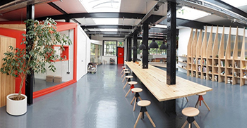 办公室空间设计——开放式工作空间受益于非凡的自然光度