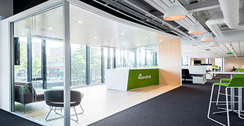 #办公室装修#简洁的白色和柔软的木材调色板反映了企业美丽和简约的品牌标准