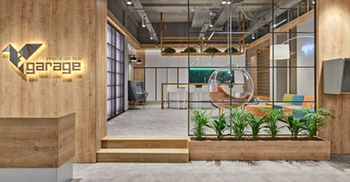 办公室空间设计——木质感和鲜艳的色彩被用作开放式天花板和工业标识的平衡元素