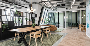 办公空间设计——环绕墙壁的醒目图形为空间注入了色彩