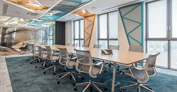 办公室室内设计——通过对木材和鲜艳色彩的处理将其描述为现代工业空间