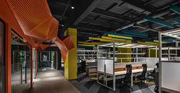 办公室装修方案：无线控制的磨砂玻璃门提供了隐私