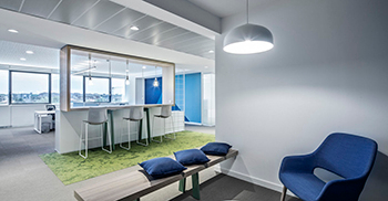 公司办公室设计——灵感来自企业工业活动的元素和特征