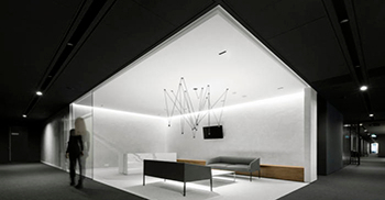 办公室装修：核心和所有走廊都被漆成黑色 为城市带来了一种自然感