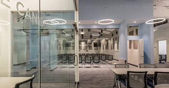 办公空间设计：干净的美学使用中性的黑白调色板 带有蓝色和红色的口音