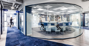 办公室装修设计——通过虚拟版本的景观建筑来丰富内部设计