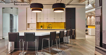 办公室设计——引入了大型定制建筑比例图形 以“吸引眼球”穿过空间