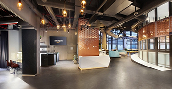 办公室设计装修：粗犷和工业风的外观以及对印度时尚、纺织品和元素的微妙一瞥