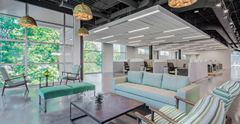 办公楼设计装修——通过将周围景观的广阔视野引入外部 并以人造草的攀岩墙为主要设计特征