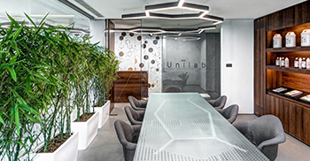 办公室装修方案——设计师将照明、家具和地板图案概念化 创造出分层和纹理设计