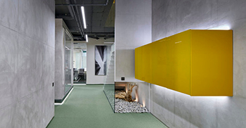 办公楼装修方案：金属网格隐藏了天花板工程系统 并通过消散灯光营造出特殊效果