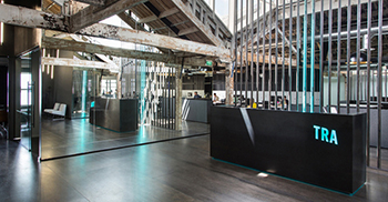 办公楼设计装修：新空间是通过在现有框架中插入实用的体量来创建的