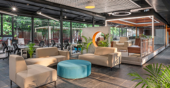 办公室装修设计：为整个办公室带来不羁的自然光和视觉吸引力