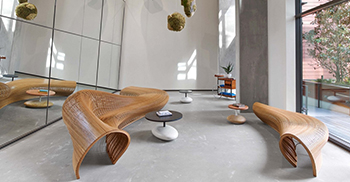 办公室装修方案：巨大的镜子打破了内外之间的区别 无限深度的存储和可能性