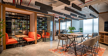 公司办公室装修：室内植物被巧妙地放置，为空间的舒缓中性色调注入生机并增添新鲜感