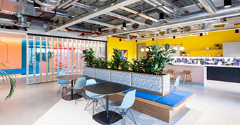 办公室设计：媚俗的休息区家具支撑了主题 同时又不损害空间的现代感