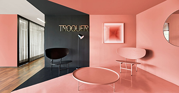 办公室设计：绿色告诉我们更新和平衡 黑色用于在空间中产生对比