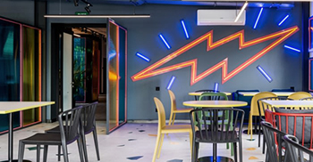 办公室装修——活生生的棕榈树矗立在彩绘的地板上