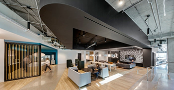 办公室设计：通过使用柔软的边缘和角度来推动用户通过空间来创造一种轻松的流动性