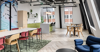 办公室空间设计：围绕混合型员工的需求塑造了设计 环绕墙壁的醒目图形为空间注入了色彩