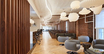 办公室装修设计：中央集会空间和公共厨房提供了团结的时刻