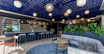 办公室装修设计：从白色内饰到大胆多彩的热情好客 采用新的色调、纹理和材料