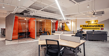 企业办公室设计：凭借“新游乐场”的概念 设计了一个具有令人印象深刻的“解构”建筑的动态空间