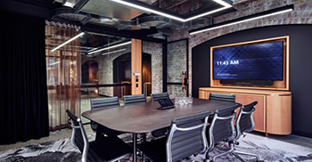 企业办公楼装修：创造了原始砖墙的喜怒无常的展示，提供了意想不到的视觉联系