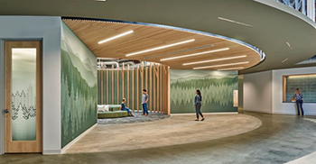 办公室装修——穿过社区的主要循环以开放道路为标志 在混凝土地板和上面的天花板上都呼应