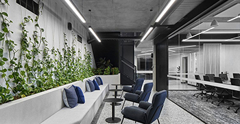 办公室装修设计：微妙的纵向几何形式构图手法丰富了空间细节和精致体验