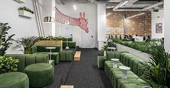 办公室设计——象征这座城市的栗子叶雕刻于等候区的沙发几上